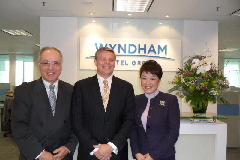 Sophia 与Worldwide Vice President Dan 和 Wyndham Worldwide Asia Pacific CEO Ken .jpg