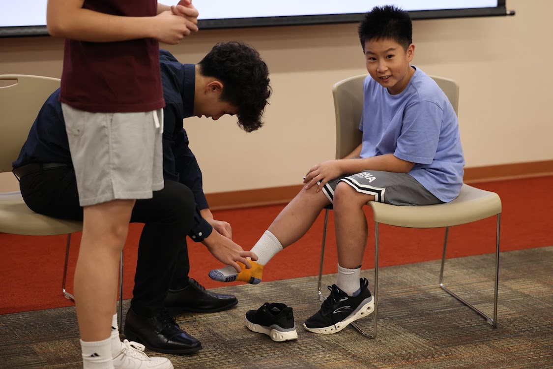 Demonstration of treatment for ankle injury